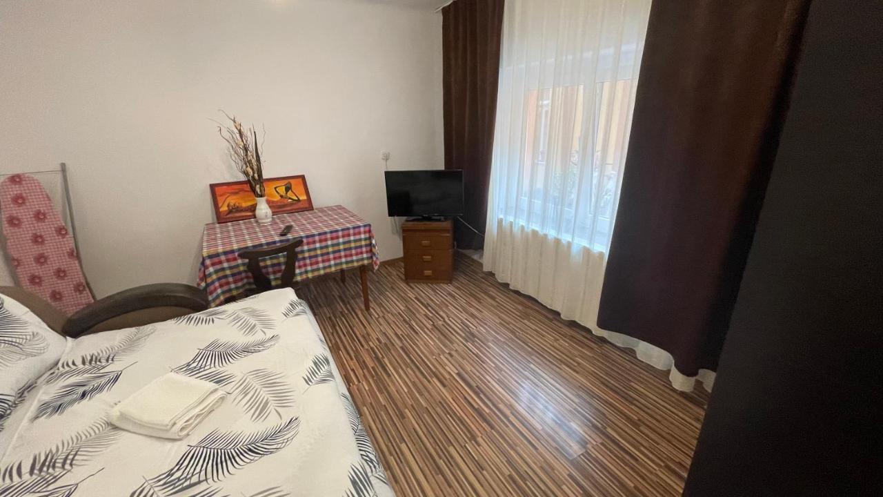 Apartament In Centrul Brasovului Luaran gambar